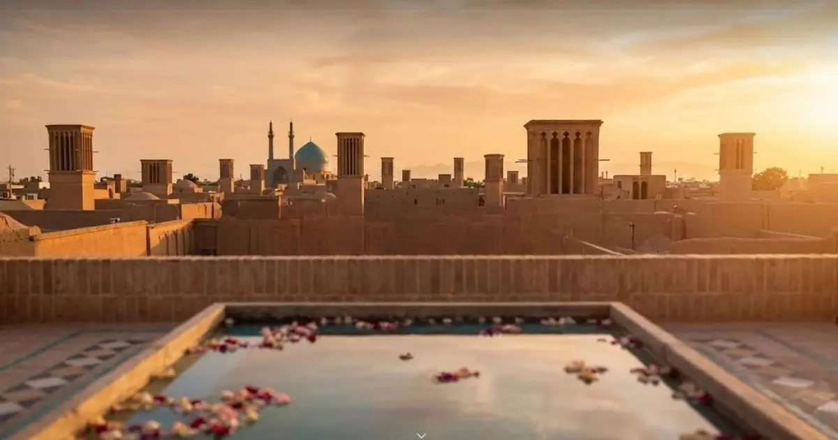 مای معماری سنتی یزد، بادگیرها و حوض آب در غروب - پسزمینه سایت کانون خدمت رضوی شهید چمران