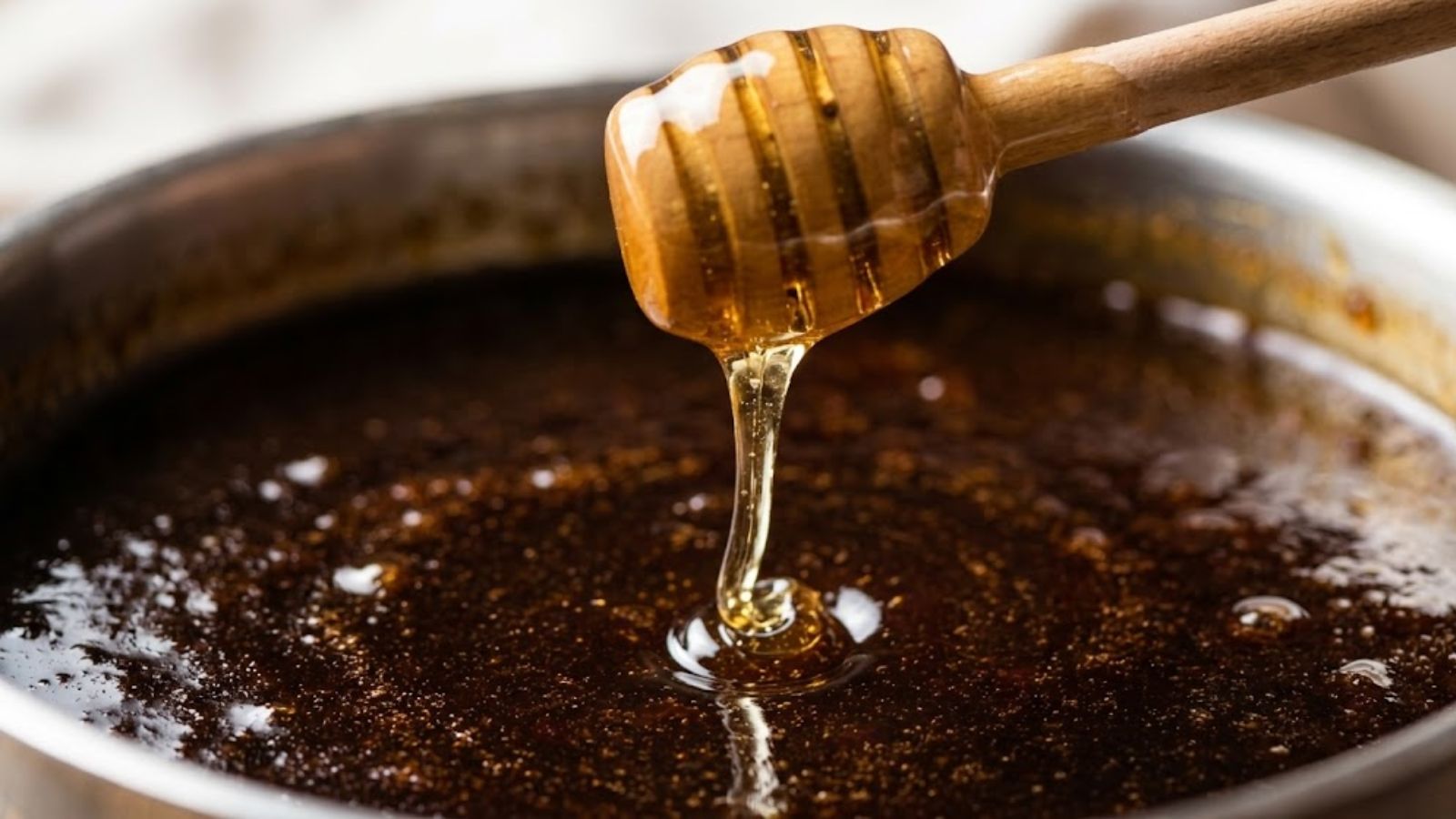 افزودن عسل مصفّی به عصاره‌ی غلیظ مویز در تهیه‌ی شراب رضوی